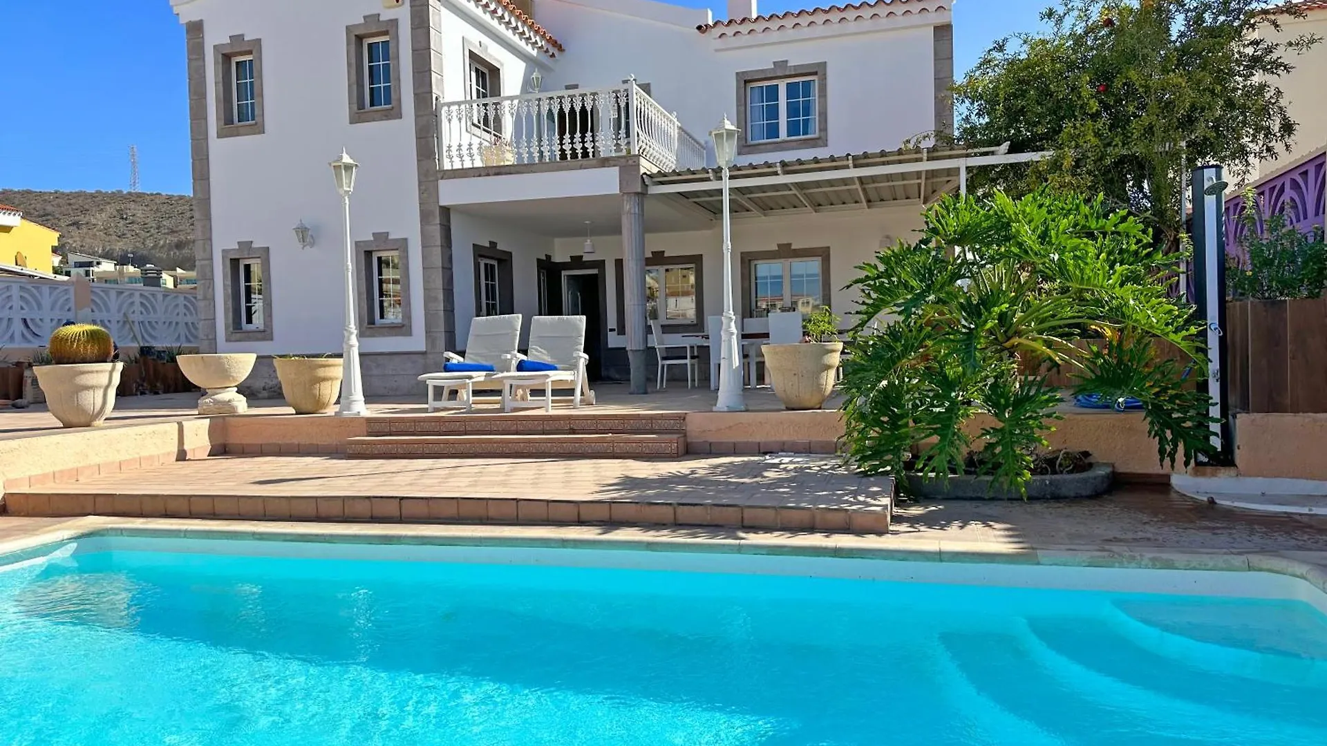 Villa Esmeralda Junto Al Mar contacts